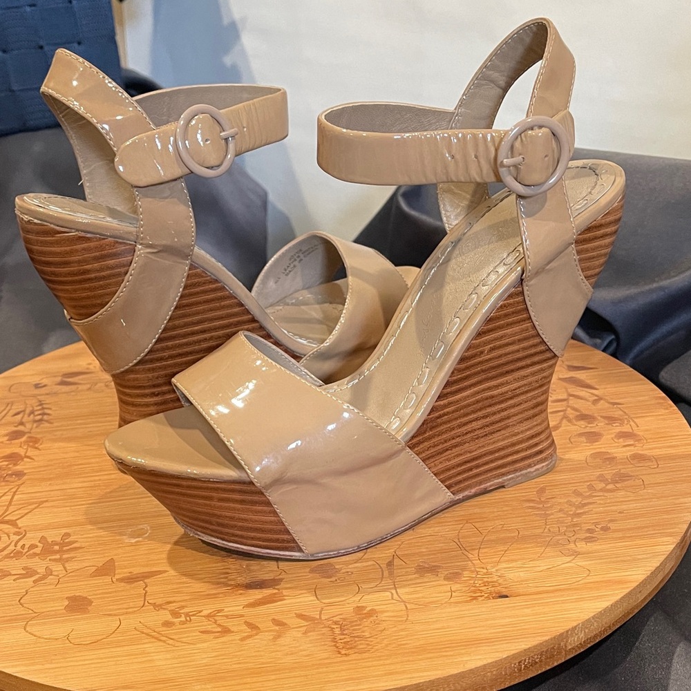 Alice + Olivia Joyce Beige Platform Wedges size 39 1/2